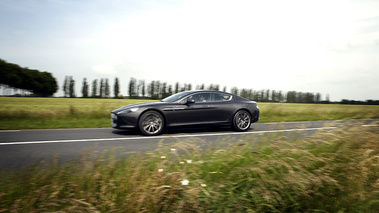 Aston Martin Rapide anthracite vue de profil 1.