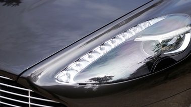 Aston Martin Rapide anthracite vue détail optique avant gauche.