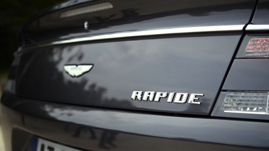 Aston Martin Rapide anthracite vue logo arrière.