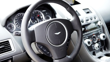 Aston Martin Rapide anthracite vue poste de pilotage.