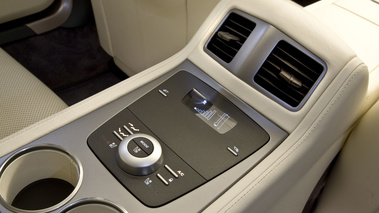 Aston Martin Rapide bleu console arrière centrale