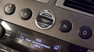 Aston Martin Rapide bleu détails console centrale 3