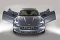 Aston Martin Rapide bleu face avant portes ouvertes