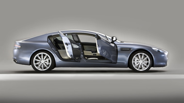 Aston Martin Rapide bleu profil portes ouvertes