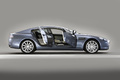 Aston Martin Rapide bleu profil portes ouvertes