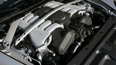 Aston Martin Rapide gris moteur