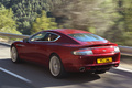 Aston Martin Rapide rouge 3/4 arrière droit travelling 2