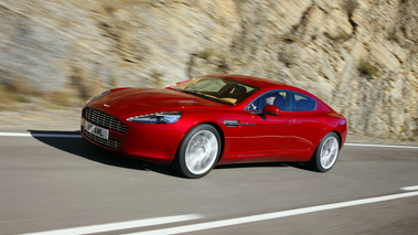 Aston Martin Rapide rouge 3/4 avant gauche travelling penché