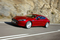 Aston Martin Rapide rouge 3/4 avant gauche travelling penché