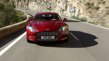 Aston Martin Rapide rouge face avant travelling debout