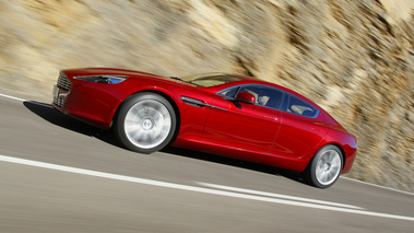 Aston Martin Rapide rouge profil travelling penché
