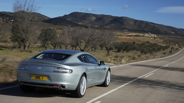 Aston Martin Rapide vert 3/4 arrière droit travelling