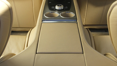 Aston Martin Rapide vert console centrale debout