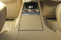 Aston Martin Rapide vert console centrale debout