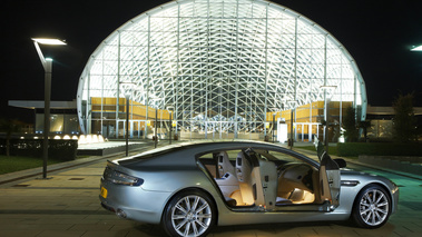 Aston Martin Rapide vert profil portes ouvertes