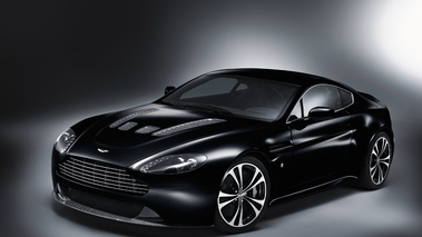 Aston Martin V12 Vantage Carbon Black - 3/4 avant gauche