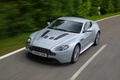 Aston Martin V12 Vantage gris 3/4 avant gauche travelling penché