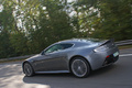 Aston Martin V12 Vantage RS anthracite 3/4 arrière gauche travelling penché