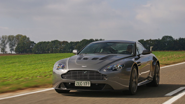 Aston Martin V12 Vantage RS anthracite 3/4 avant gauche travelling 2