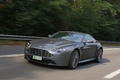 Aston Martin V12 Vantage RS anthracite 3/4 avant gauche travelling penché