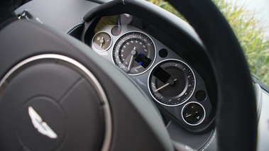 Aston Martin V12 Vantage RS anthracite compteurs