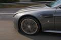 Aston Martin V12 Vantage RS anthracite jante travelling