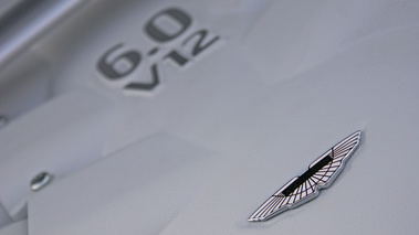 Aston Martin V12 Vantage RS anthracite logo moteur