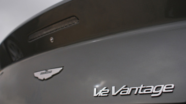 Aston Martin V12 Vantage RS anthracite logo