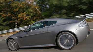 Aston Martin V12 Vantage RS anthracite profil travelling