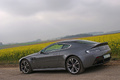 Aston Martin V12 Vantage RS anthracite Waterloo 3/4 arrière gauche penché