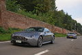 Aston Martin V12 Vantage RS & DBS anthracite 3/4 avant gauche travelling penché