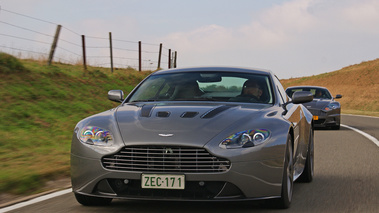 Aston Martin V12 Vantage RS & DBS anthracite face avant travelling