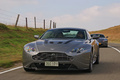 Aston Martin V12 Vantage RS & DBS anthracite face avant travelling