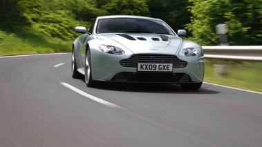 Aston Martin V12 Vantage vert 3/4 avant droit travelling