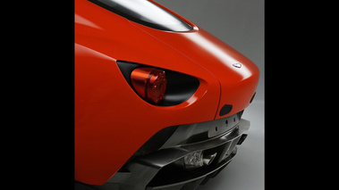 Aston Martin V12 Vantage Zagato orange diffuseur arrière debout
