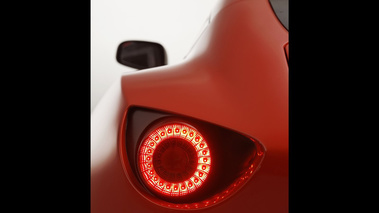 Aston Martin V12 Vantage Zagato orange feux arrières debout 2