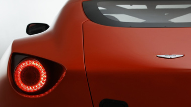Aston Martin V12 Vantage Zagato orange feux arrières