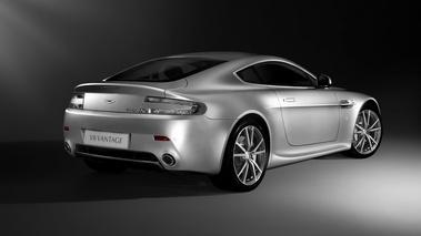 Aston Martin V8 Vantage gris 3/4 arrière droit