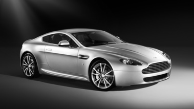 Aston Martin V8 Vantage gris 3/4 avant droit