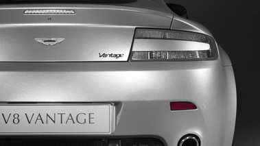 Aston Martin V8 Vantage gris face arrière coupé debout