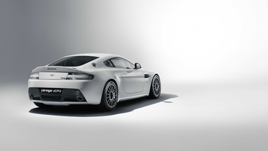Aston Martin V8 Vantage GT4 blanc 3/4 arrière droit