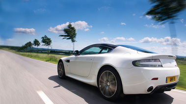 Aston Martin V8 Vantage N420 - blanche - 3/4 arrière gauche