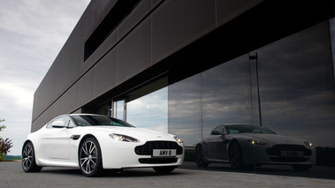 Aston Martin V8 Vantage N420 - blanche - 3/4 avant droit