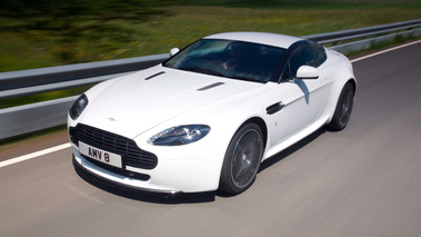 Aston Martin V8 Vantage N420 - blanche - 3/4 avant gauche