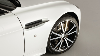 Aston Martin V8 Vantage N420 - blanche - détail, aile et jante