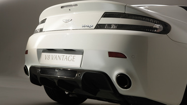 Aston Martin V8 Vantage N420 - blanche - détail, bouclier arrière