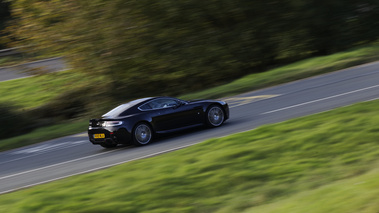 Aston Martin V8 Vantage N420 noir 3/4 arrière droit filé penché 2