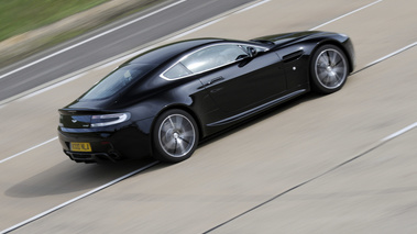 Aston Martin V8 Vantage N420 noir 3/4 arrière droit filé penché vue de haut