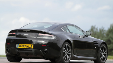 Aston Martin V8 Vantage N420 noir 3/4 arrière droit penché