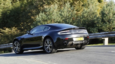 Aston Martin V8 Vantage N420 noir 3/4 arrière gauche filé penché